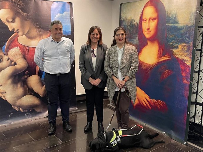 La diputada delegada de Cultura de la DPZ, Charo Lázaro; el comisario de la exposición, Rafael Gálvez; y la responsable de Servicios Sociales de ONCE en Aragón, Silvia Borrego.