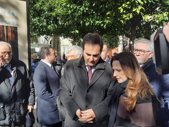 El consejero andaluz de Justicia, Administración Local y Función Pública, José Antonio Nieto, y Teresa Jiménez-Becerril, hermana de Alberto Jiménez-Becerril (asesinado por ETA), en una foto de archivo.