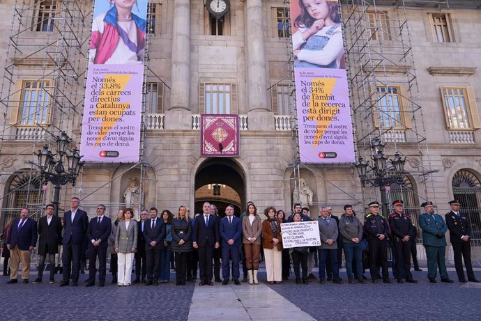 Minut de silenci a l'Ajuntament de Barcelona