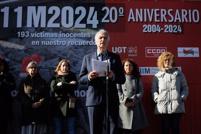 El presidente de la Asociación 11M Afectados del Terrorismo, Eulogio Paz, interviene durante el acto de recuerdo a las víctimas del 11-M en el 20º aniversario de los atentados del 11-M, en la Estación de Atocha, a 11 de marzo de 2024, en Madrid (España).