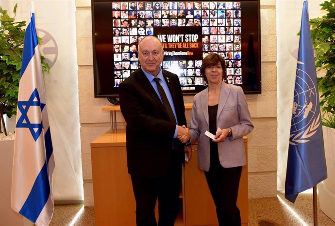 La lider de la investigación independiente sobre la UNRWA, Catherine Colonna, junto al director general del Ministerio de Exteriores de Israel, Yaakov Blitstein