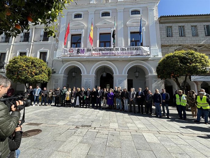 Participantes en el minuto de silencio en recuerdo a las víctimas de los atentados del 11M a las puertas del Ayuntamiento de Mérida
