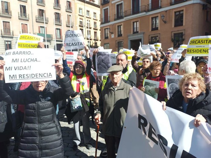 Vecinos de Orcasitas reclaman en la Plaza de la Villa la gestión de una residencia de mayores de proximidad en el barrio