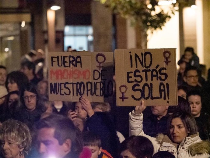 Decenas de personas durante una concentración en protesta por una agresión sexual cometida el pasado 8M, a 10 de marzo de 2024, en Albelda, La Rioja (España). 