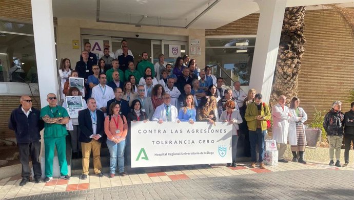 Profesionales del Hospital Regional Universitario de Málaga se concentran en repulsa por agresiones al personal