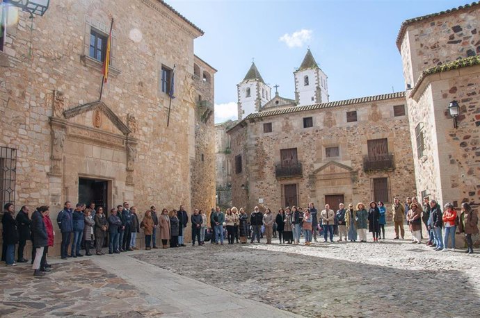 Minuto de silencio a las puertas de la Diputación de Cáceres con motivo del 11M