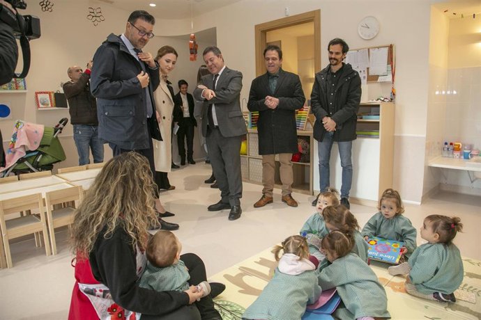 El presidente de Castilla-La Mancha, Emiliano García-Page, ha inaugurado la escuela infantil Amapola de Galápagos.