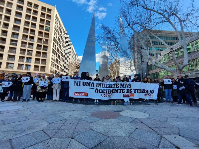 UGT y CCOO concentrados en el Monumento a la Constitución de Zaragoza