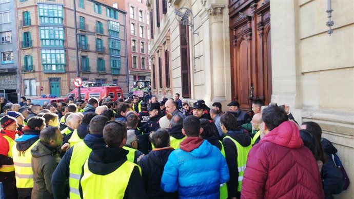 Agricultores navarros cortan el tráfico e intentan acceder al Parlamento de Navarra, pero la Policía Foral lo impide.