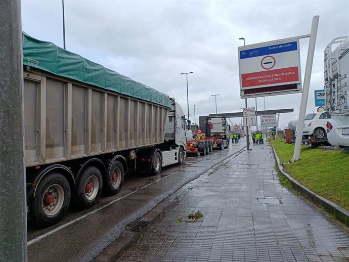 Un centenar de manifestantes de la Asociación de Agricultores y Ganaderos Libres (Agrygal) de Castilla y León cortan el acceso al puerto gijonés de El Musel