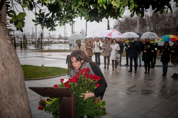 La alcaldesa de Vitoria-Gasteiz, Maider Etxebarria, deposita un ramo de flores en recuerdo a las víctimas del 11-M en Madrid