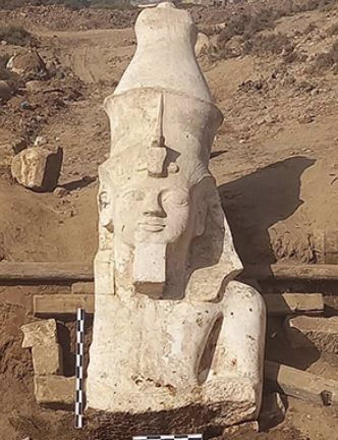 Parte superior de una estatua gigante de Ramses II