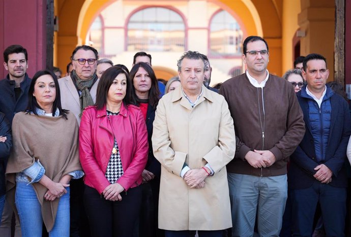 El presidente de la Diputación de Sevilla, en el centro, en el minuto de silencio en memoria de las víctimas del 11M, en la puerta principal del organismo provincial.