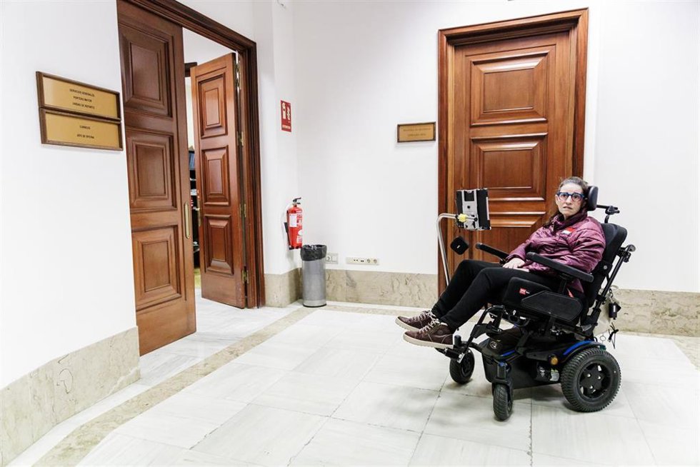 Archivo - Una persona afectada de ELA (esclerosis lateral amiotrófica), pidiendo en el Congreso la tramitación de  la ley de apoyo a este colectivo 
