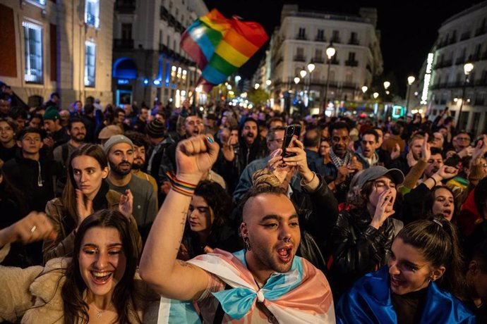 Archivo - Cientos de personas durante una manifestación para defender las leyes Trans y LGTBI de la Comunidad de Madrid, en la Puerta del Sol, a 13 de noviembre de 2023, en Madrid (España). 