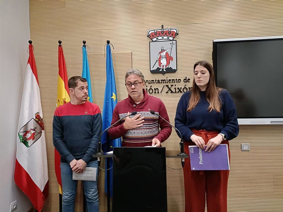 Los portavoces de IU - Más País - IAS y Podemos en el Ayuntamiento de Gijón, Javier Suárez Llana y Olaya Suárez, respectivamente, junto al concejal socialista José Ramón Tuero, en rueda de prensa en el Consistorio gijonés.