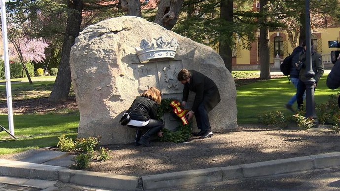 Ofrenda en memoria de las víctimas del terrorismo en Valladolid 11M.