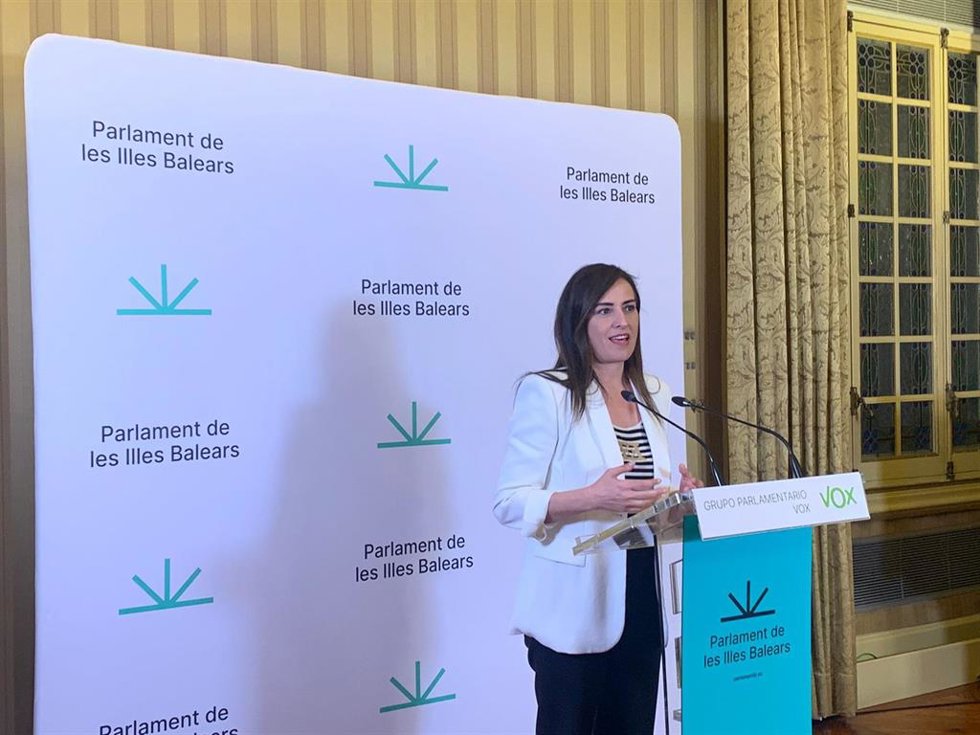 La portavoz de Vox en el Parlament, Idoia Ribas, en una rueda de prensa.