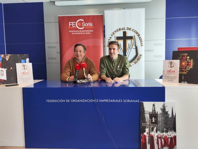 Adolfo Sainz (izda) y Adrián del Amo presentan el exposición fotográfica de la Semana Santa de Soria en el comercio