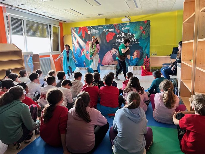 La Diputación de Cáceres lleva un taller teatral a más de 10 colegios para sensibilizar sobre la violencia de género