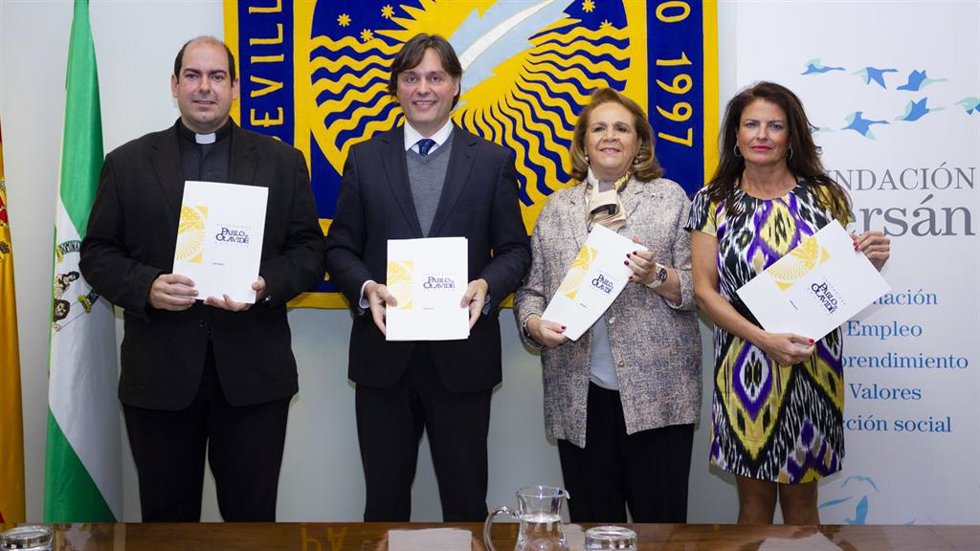 Foto de familia de los participantes del programa 'La Rosa Blanca', en el campus de la Olavide.