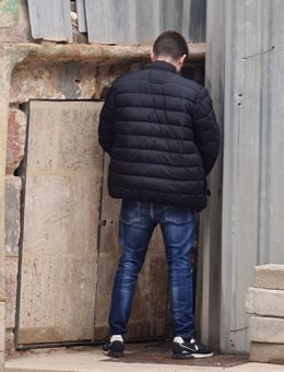 Imagen de un hombre orinando en la fachada de la iglesia de los Santos Juanes de València.