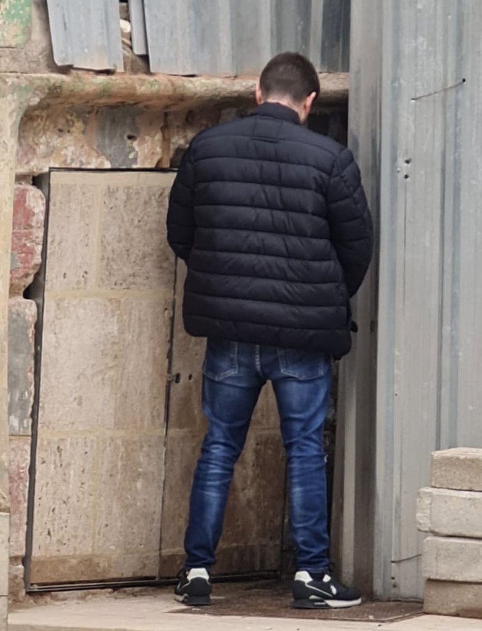 Imagen de un hombre orinando en la fachada de la iglesia de los Santos Juanes de Valncia.