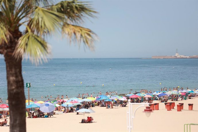 Archivo - Imagen de la playa de la Victoria de Cádiz en una foto de archivo. 