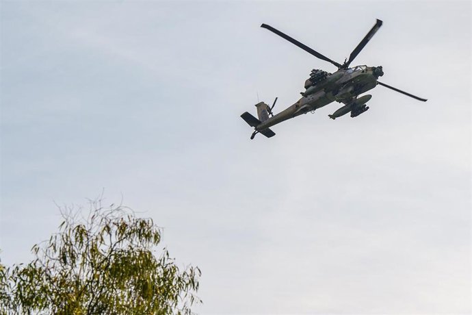 Archivo - Un helicóptero de la Fuerza Aérea de Israel cerca de la frontera con Líbano (archivo)