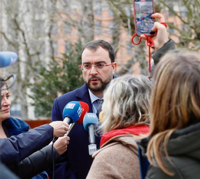 El presidente Adrián Barbón atiende a los medios de comunicación.