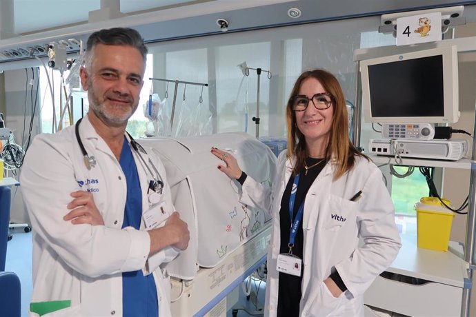 El doctor Juan Núñez, especialista en pediatría de Vithas Sevilla,  junto a la supervisora de enfermería pediátrica, Delia Maesa.
