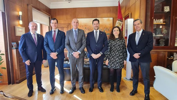 Ayuntamiento de León PIE: El alcalde de León, durante la recepción a una de las cofradías.