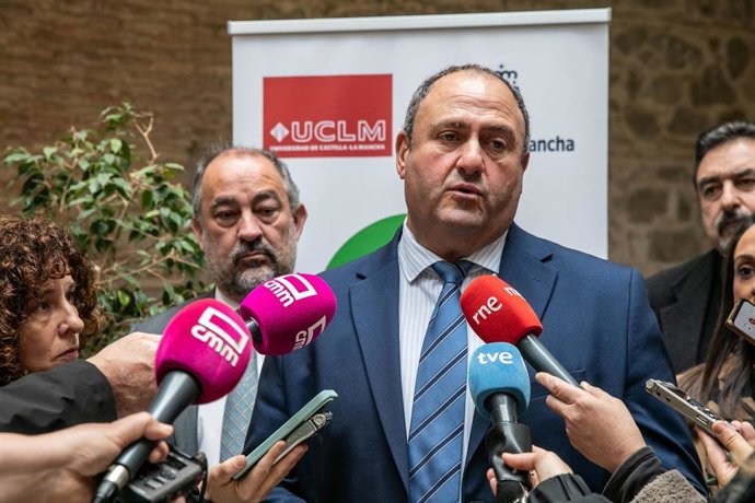 El consejero de Agricultura, Ganadería y Desarrollo Rural, Julián Martínez Lizán.