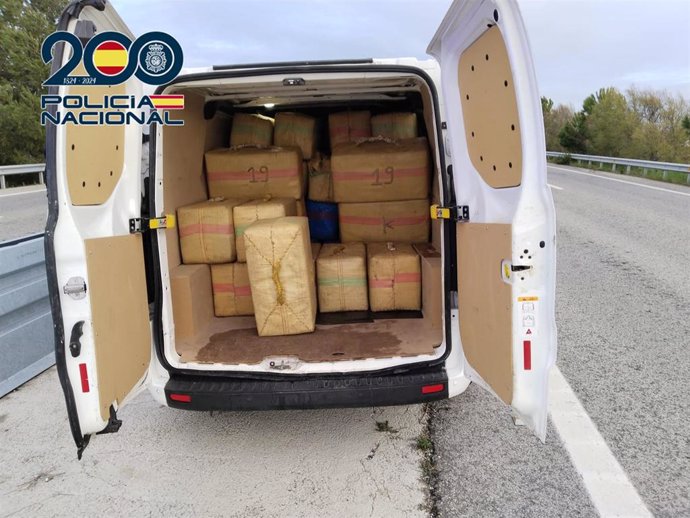 Fardos de droga en el interior de una furgoneta que fue tiroteada en la autovía Jerez-Sanlúcar