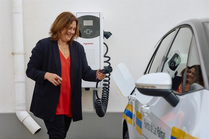 La presidenta de la Autoridad Portuaria de Las Palmas (APLP) presenta la nueva flota de vehículos eléctricos adquiridos