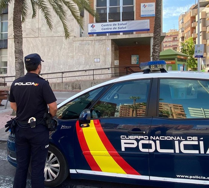 Archivo - Arxiu - Un agent enfront del centre de salut d'Elx