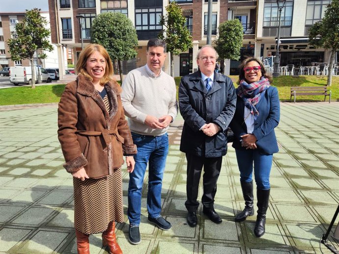 El diputado del PP por Asturias en el Congreso y portavoz municipal en Llanera, Silverio Argüelles; y los diputados autonómicos del PP José Cuervas-Mons y Sandra Camino