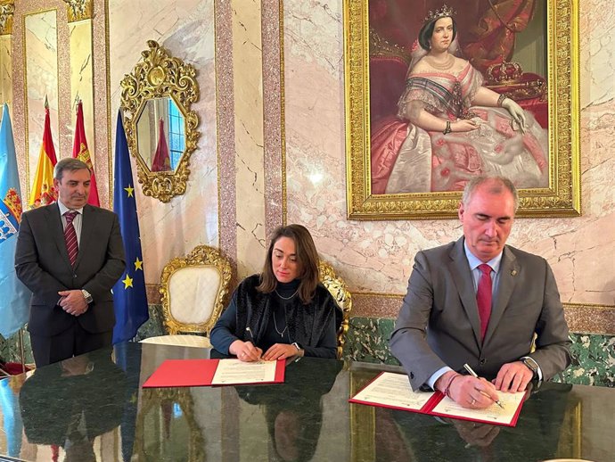 La consejera de Movilidad, María González Corral, y el alcalde de Segovia, José Mazarías, firman el protocolo de cesión de vías, en presencia del delegado de la Junta en Segovia, José Luis Sanz Merino.