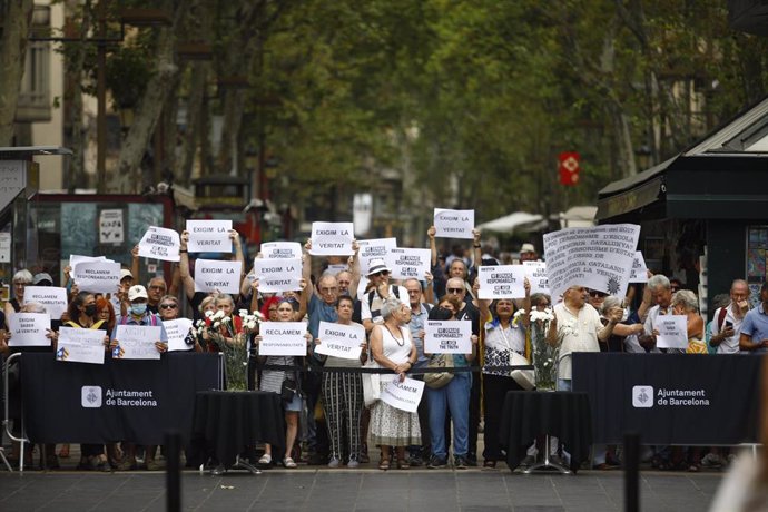Archivo - Protesta con el lema "Exigimos saber la verdad" durante el homenaje a las víctimas del atentado del 17 de agosto, en La Rambla, a 17 de agosto, en Barcelona, Cataluña (España). 