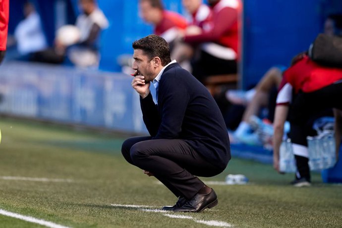 Archivo - Julio Velazquez, head coach of Deportivo Alaves, looks on during the Spanish league match of La Liga between, Deportivo Alaves and Rayo Vallecano at Mendizorrotza on April 16, 2022, in Vitoria, Spain.