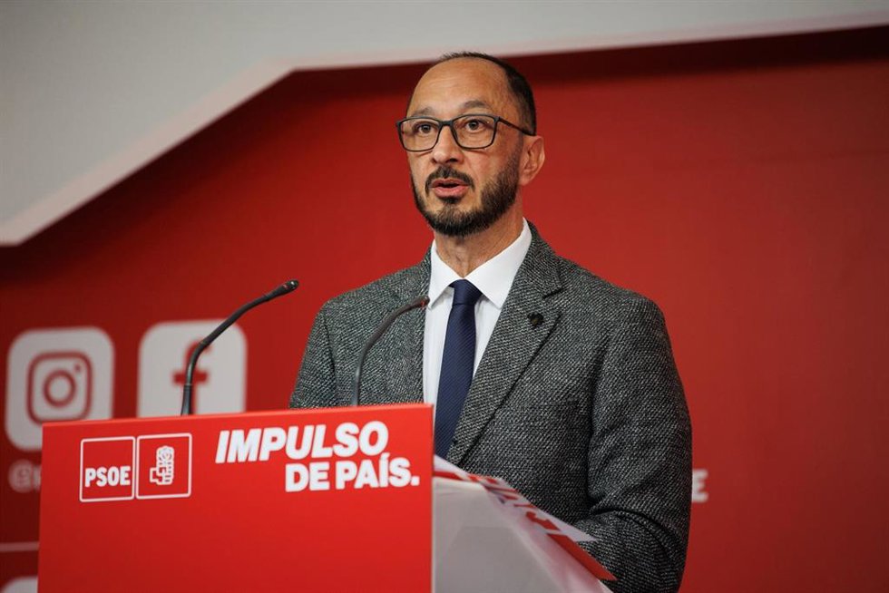 El secretario del Área Institucional y Grandes Ciudades de la CEF, Alfonso Rodríguez Gómez de Celis, durante una rueda de prensa, en la sede del PSOE en Ferraz, a 11 de marzo de 2024, en Madrid (España).