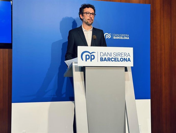 El portavoz del PP en el Ayuntamiento de Barcelona, Juan Milián, en una rueda de prensa.