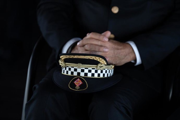 Archivo - Un agente de la Gurdia Urbana de Barcelona sujeta su gorra.