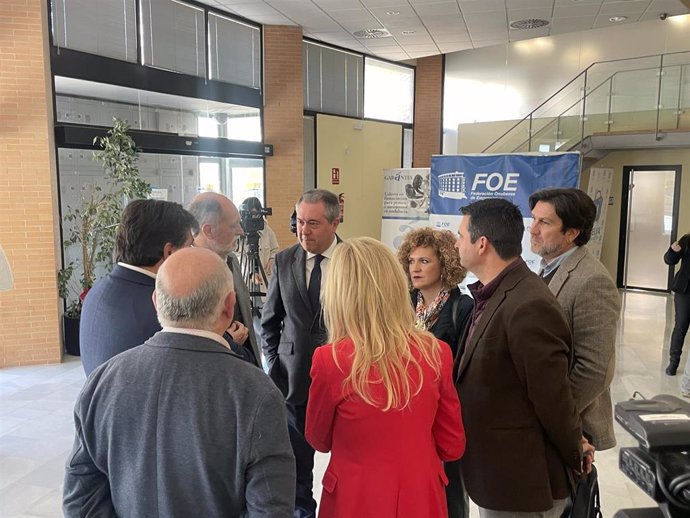 El secretario general del PSOE-A y portavoz del Grupo Socialista en el Senado, Juan Espadas, en Huelva junto a otros socialistas onubenses para reunirse con Aiqbe.