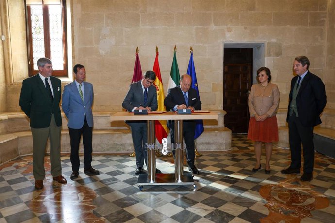 Firma del acuerdo de colaboración entre el Ayuntamiento de Sevilla y el Consejo Empresarial de Andalucía en Portugal.