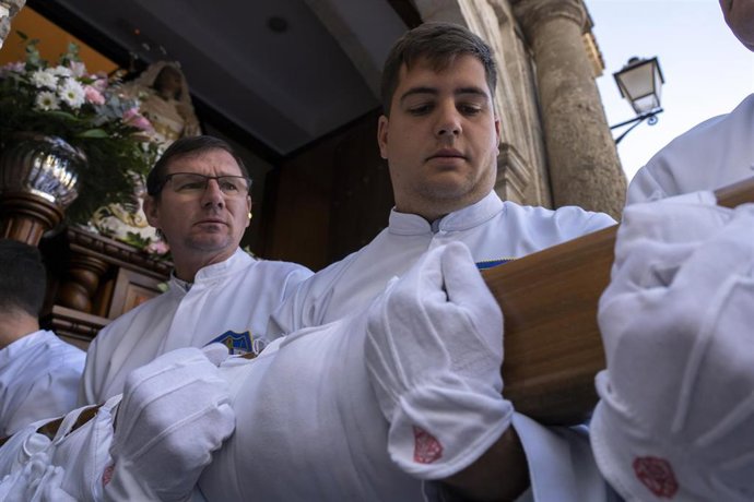 Archivo - Banceros durante la procesión del Encuentro de la Hermandad de Nuestro Padre Jesús Resucitado y Nuestra Señora del Amparo en Cuenca.