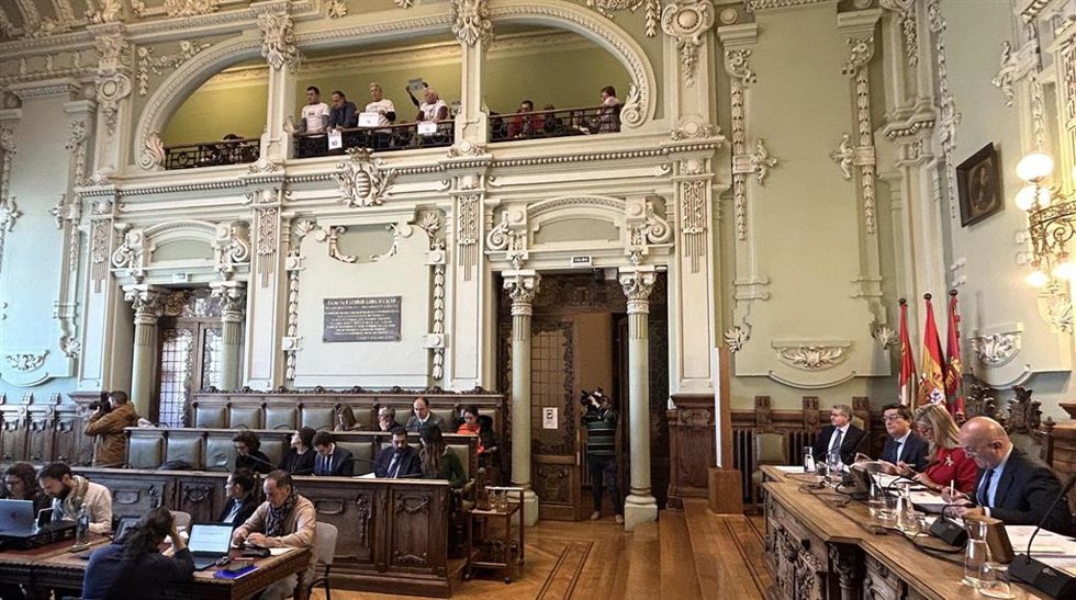 Miembros de la Plataforma por el Soterramiento del Ferrocarril muestran pancartas a favor del proyecto durante la celebración del Pleno extraordinario en el Ayuntamiento de Valladolid.