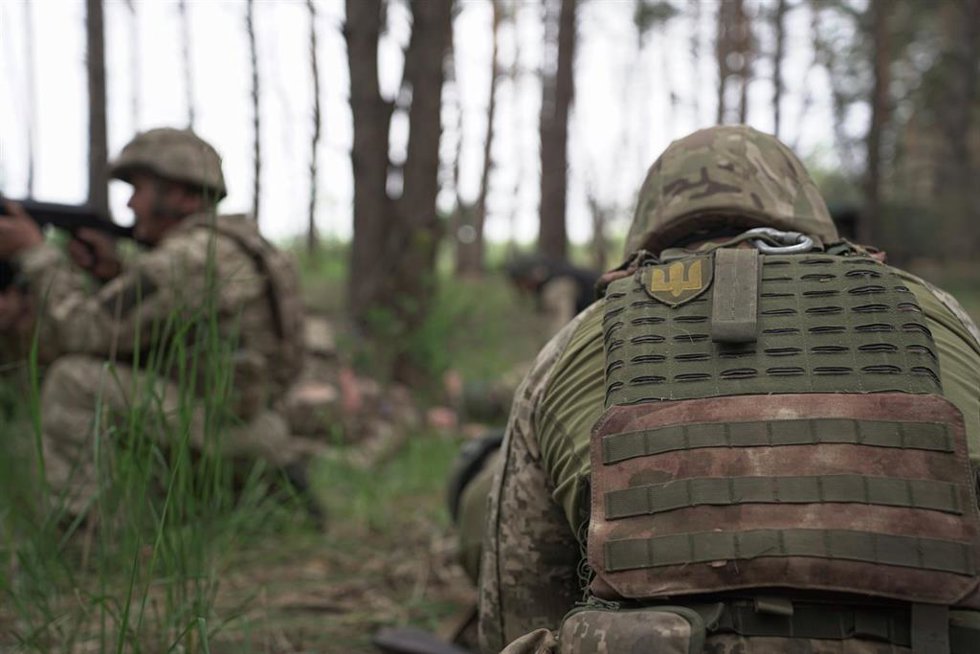 Archivo - May 25, 2023, Kyiv Oblast, Ukraine: Ukrainian soldiers practice emergency medical drills in preparation for their deployment to the frontlines. Soldiers of Ukraine's Armed Forces Regular Infantry recieve intensive medical training from volunte