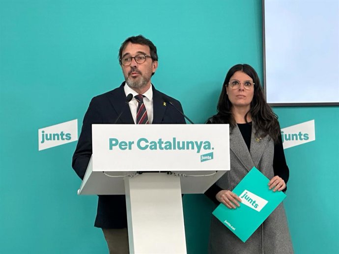 El portavoz de Junts, Josep Rius, y la portavoz del grupo parlamentario, Mnica Sales