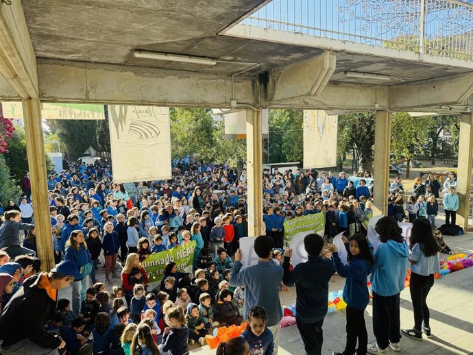 Sentada del alumnado del colegio Aljarafe para reclamar una nueva aula de integración